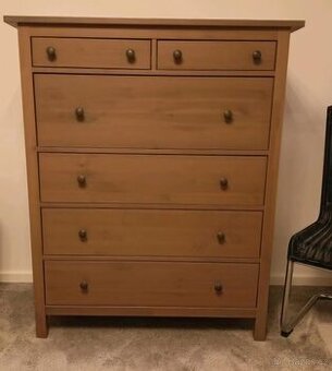 KOMODA IKEA HEMNES V ŠEDOHNĚDÉM PROVEDENÍ