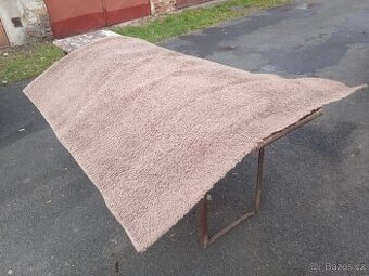 Koberec obdélníkového tvaru rozměr 133x170cm