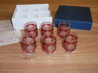 Likérové ryté skleničky z rubínového skla - štamprle