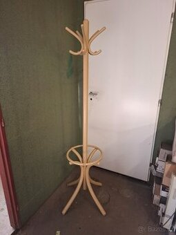 Klasický dřevěný stojací věšák ohýbaný buk