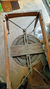 Starožitný stůl s mechanismem