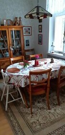 Komoda, vitrína, stůl a židle - 1