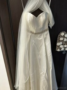 Svatební šaty se závojem, zlatý detail