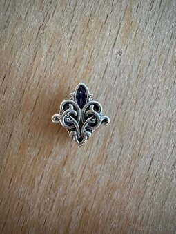 Ornament s fialovým kamenem přívěsek na Pandora náramek