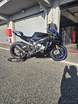 Yahama R1M 2015 okruhová