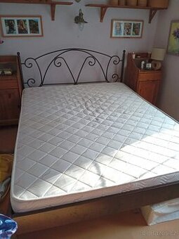 Prodám kovovou postel plný materiál s matrací