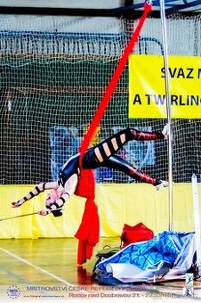 Pole dance tyč na přenosném pódium s kolečky s aerial silks