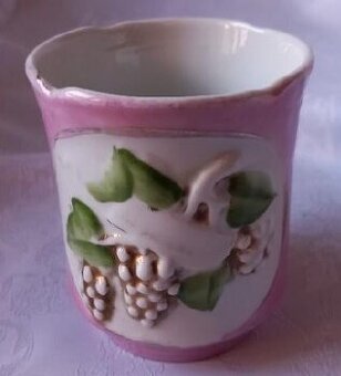 Hrníček s plastickými hrozny