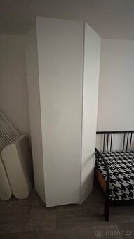 Velká rohová šatní skříň