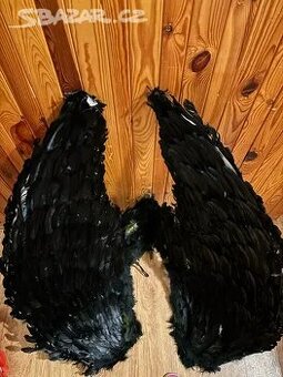 Křídla z peří černá a červená