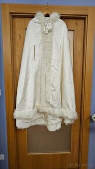 Teplý plášť s kapuci přes svatební šaty