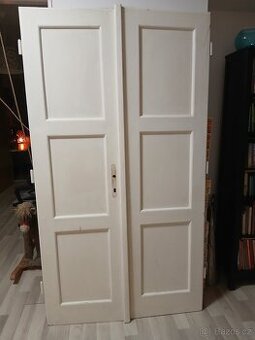 Staré dvoukřídlé dveře