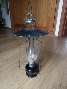 Petrolejová lampa petrolejka