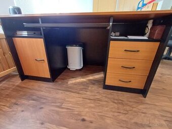 Kancelářský stůl