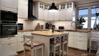 Prodej rodinného domu 5+kk  s garáží, bazénem a zimní zahrad