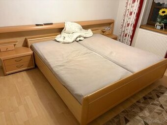 moderní, masivní buková postel, rošty, matrace noční stolky