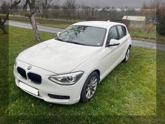 BMW 116i 100kw 2013 bílá + světlý interiér