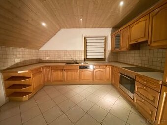 Kuchyňská linka – MASIVNÍ dvířka – SKLADEM