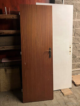 Prodám dveře 600/1970 levé mahagon