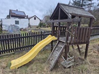 Dětský zahradní domek, hrad se skluzavkou