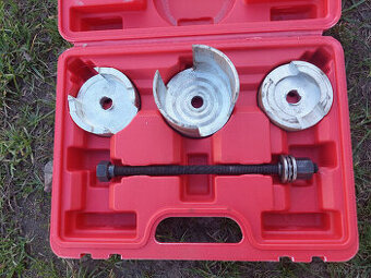 Stahovák silentbloků zadní nápravy Renault Laguna