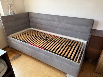 Postel s úložným prostorem
