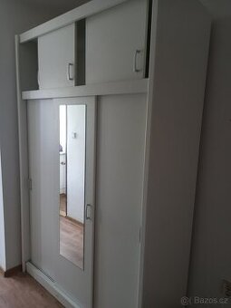 Šatní skříň s posuvnými dveřmi 142 cm