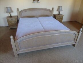 Dřevěná manželská postel + stolky
