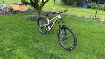 Commencal clash
