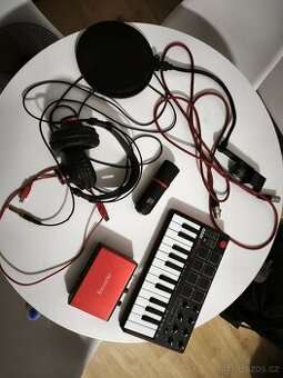 Nahrávací studio Scarlett + Akai MPK mini + stojan mikrofonu