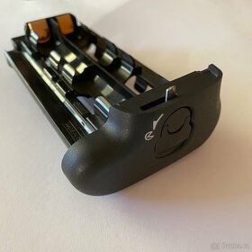 Šuplík na AA baterie pro Nikon Battery Grip BP-D12 - NOVÝ