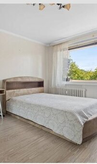 Postel z úložnem prostorem