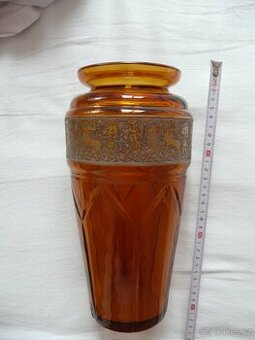 Váza z jantarového skla se starořeckými výjevy