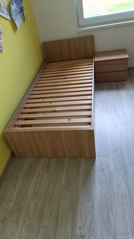 2x Postel 90x200, noční stolek a peřiňák