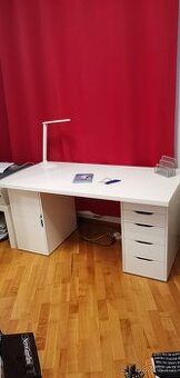 Moderní bílý kancelářský stůl – téměř jako nový