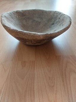 Stará ručně dlabaná dřevěná miska