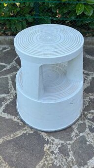 Pojízdná stolička, schůdek