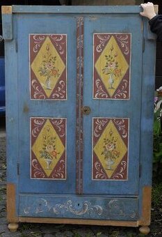 Prodáme lidovou malovanou skříň