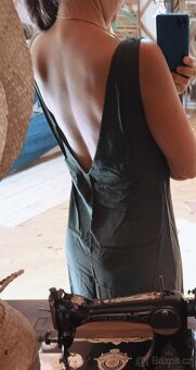 šaty s volnými zády