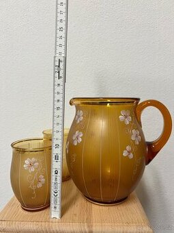 Džbán a skleničky z jantarového skla a malovanými květy