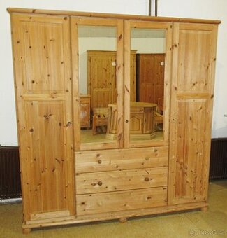 Borovicová šatní skříň se šuplíky - celomasiv -Výborný stav