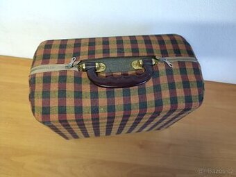 Starý kotoučový magnetofon TESLA Sonet Duo včetně obalu.