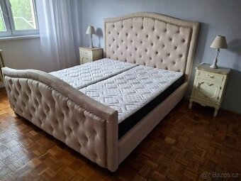 Dvoulůžková postel s dalším vybavením