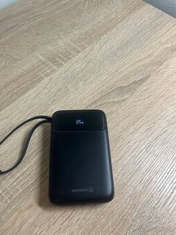 Powerbanka swissten cerna