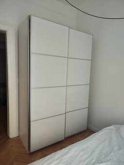 Šatní skříň IKEA typ PAX s posuvnými dveřmi