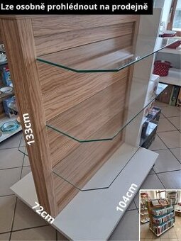 Dřevěný regál na kolečkách