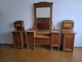 Set starožitného nábytku