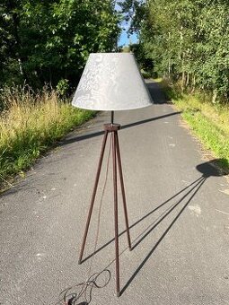 Stojací lampa