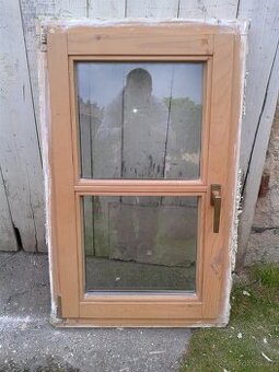 Dřevěné okno 61 x 99 cm