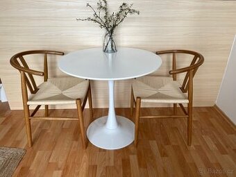 Malý bílý kulatý jídelní stůl